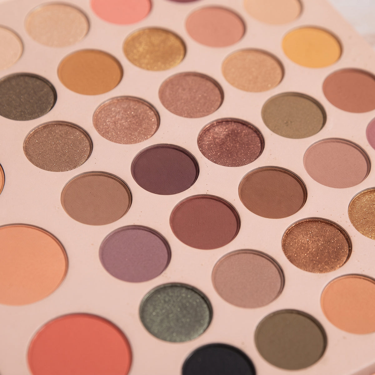 Mocallure Thank U Next Eyeshadow Palette – image 4